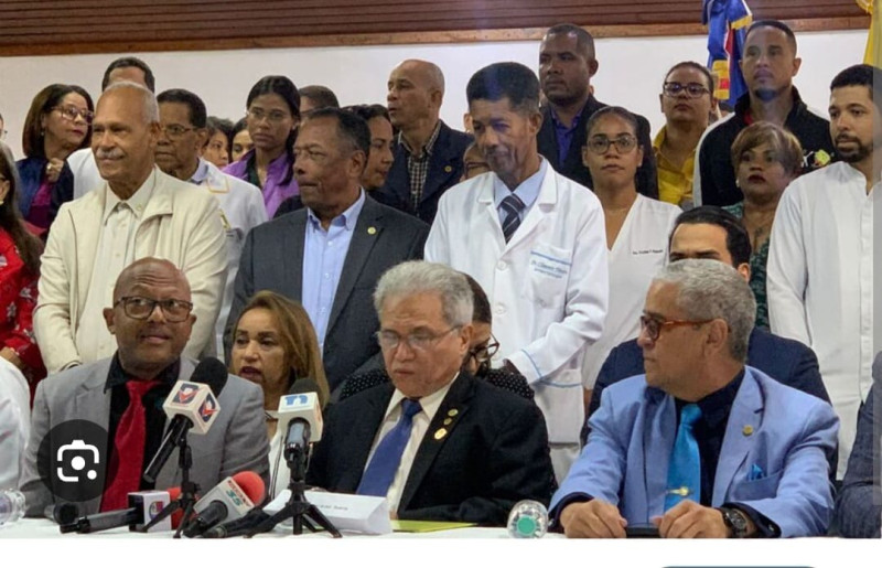 Momento de la rueda de prensa del CMD, en la que fue anunciada la convocatoria a una huelga nacional de cuatro días, que iniciará el próximo martes en todos los hospitales y establecimientos de la red pública.