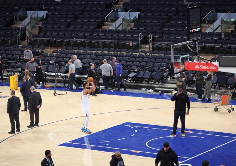 Karl-Anthony Towns lanza tiros libres en el Madison Square Garden luego del último partido.