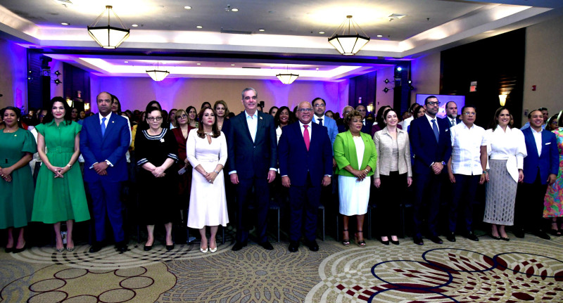 El presidente Luis Abinader en el acto donde anunció programa dirigido a mujeres.