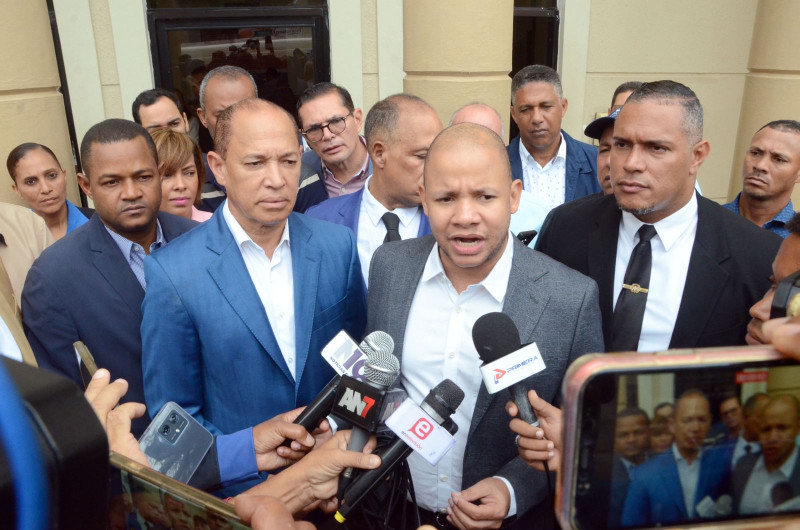 Regidores y dirigentes del PLD en La Vega durante una rueda prensa presentando su oposición a la juramentación de la alcaldesa.