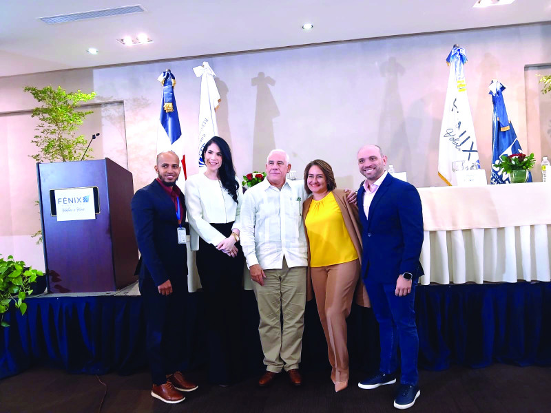 Los expositores del simposio, Cristian Paredes, Dianne Bisonó, Rafael Johnson, Paula Cercas y Víctor Figueroa.