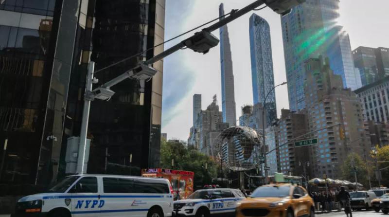 Unos vehículos circulan bajo unas máquinas de peaje en la Avenida de Broadway, en Manhattan, Nueva York, el 14 de noviembre de 2024.