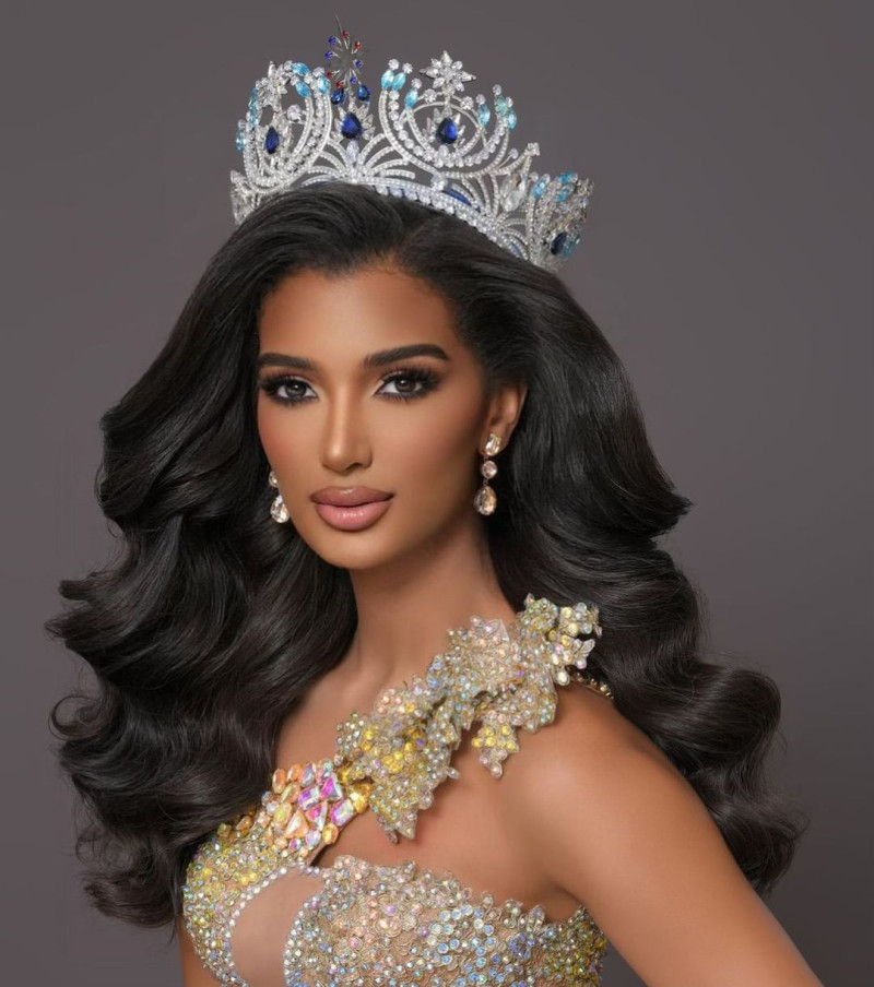 Celinee Santos luce su corona tras ganar Miss RD Universo 2024.