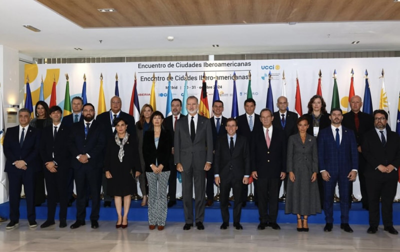 El rey Felipe junto a los ediles de ciudades de Ibeeroamérica.