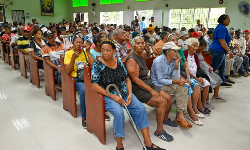 Adultos mayores reunidos en la parroquia San Pío donde recibieron asistencia médica, medicamentos y alimentos por parte del Conape durante un segundo operativo.