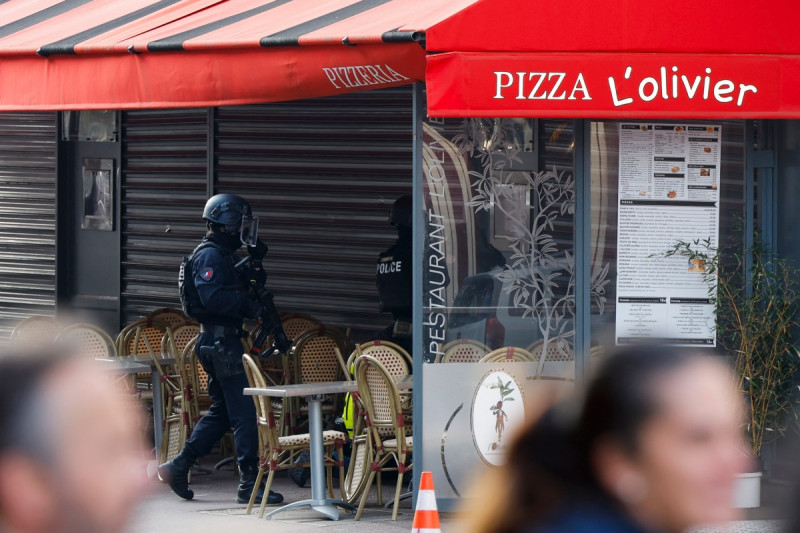 Agentes de policía frente al restaurante "Pizza L'Olivier" en Issy-les-Moulineaux, a las afueras de París, el 16 de noviembre de 2024