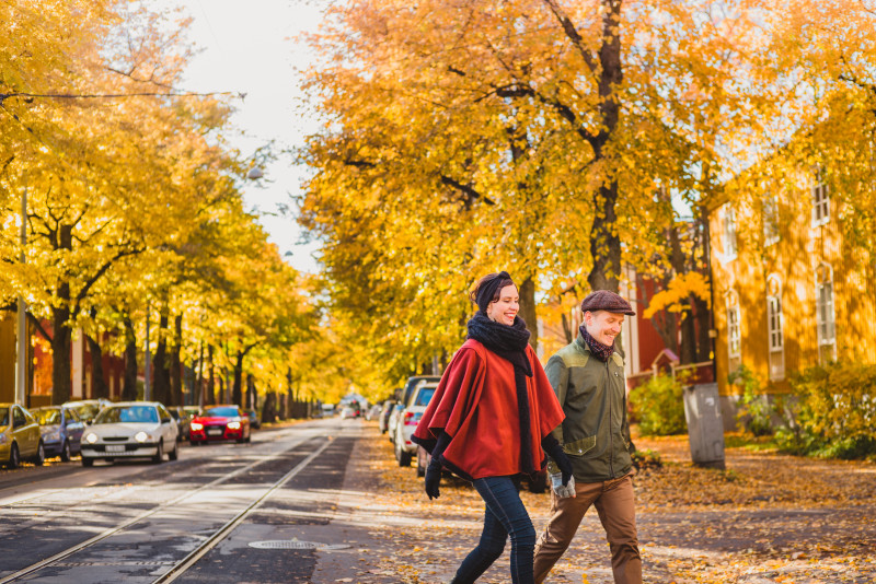 Una pareja paseando por en un parque de Helsinki. Foto de Helsinki Partners.