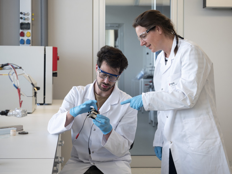 Los investigadores Enea Svaluto (izquierda) y Meike Heinz en el laboratorio de Campus Dübendorf. Foto Empa.