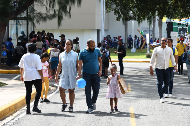 Familias asisten a la Feria del Libre.