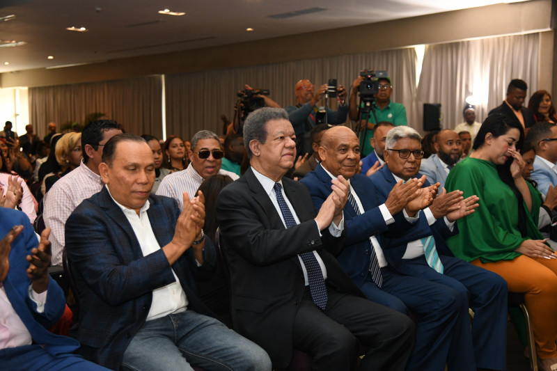 Fotografía muestra a Leonel Fernández este domingo en un acto de juramentación de su partido, Fuerza del Pueblo (FP), que tuvo lugar en el Hotel Barceló (antiguo Lina).