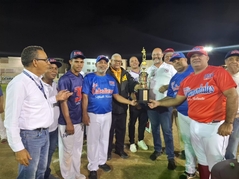 Papy Pérez, director de Deporte de la alcaldía de Santiago, entrega la copa que será disputada en el torneo.