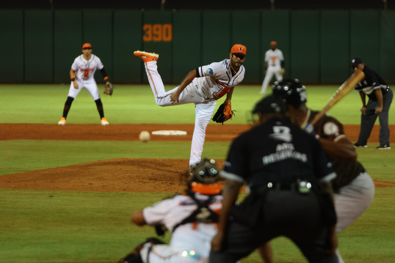 Esmil Rogers tuvo una gran faena monticular este domingo ante los Gigantes.