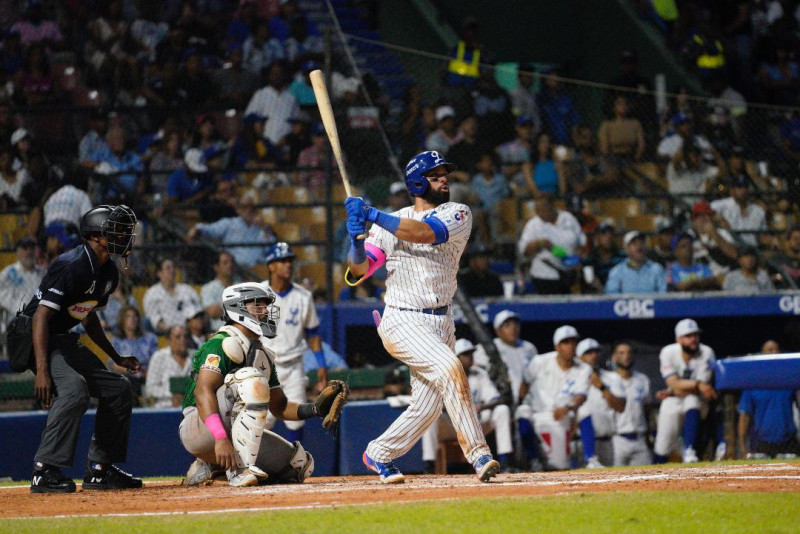 Michael de la Cruz, del Licey, al momento de conectar su jonrón solitario en el cuarto inning del partido contra la Estrellas.