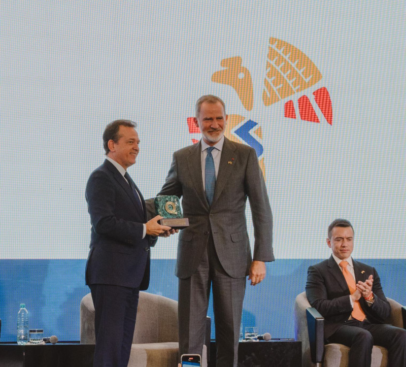 El ministro del MICM, Víctor “Ito” Bisonó, recibe el premio, durante la cumbre en Cuenca, Ecuador, de manos del Rey Felipe VI de España.