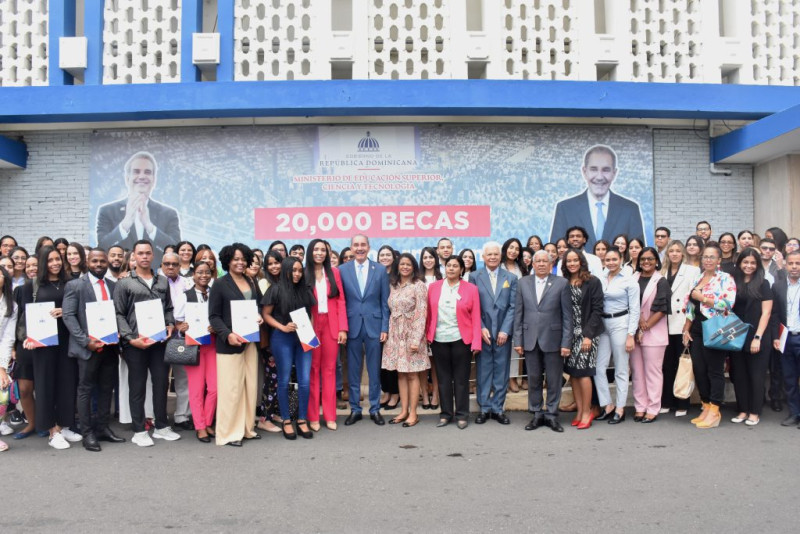 Alumnos reciben becas del Mescyt para estudiar en el extranjero.