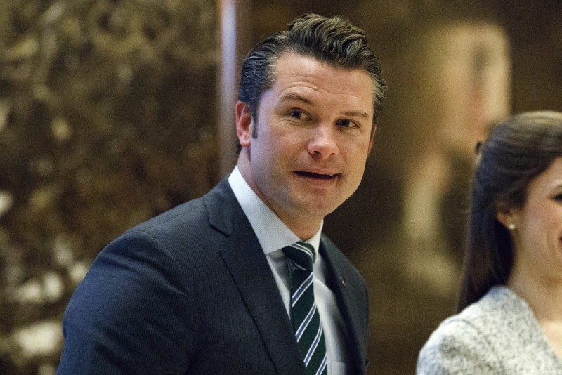 Pete Hegseth camina hacia un elevador para reunirse con el presidente electo Donald Trump en la Torre Trump de Nueva York, el 15 de diciembre de 2016.