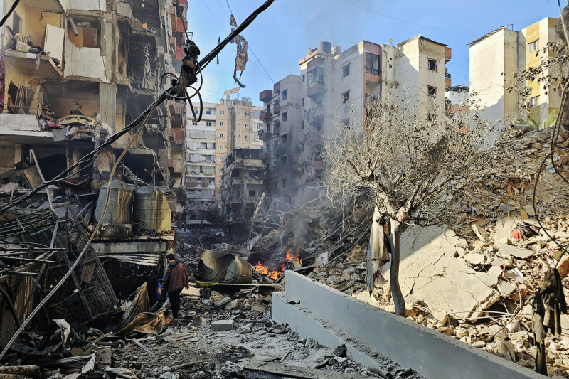 Un hombre camina entre la destrucción tras un ataque aéreo israelí