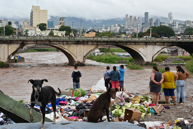 Personas observan el desbordamiento del río Choluteca en Tegucigalpa