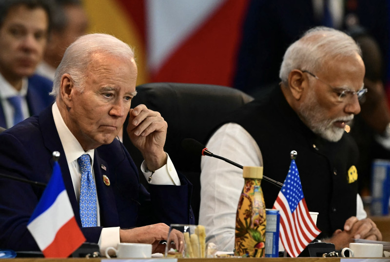 El presidente estadounidense Joe Biden (izq.) y el primer ministro de la India, Narendra Modi, asisten al primer día de la Cumbre del G20 en Río de Janeiro, Brasil