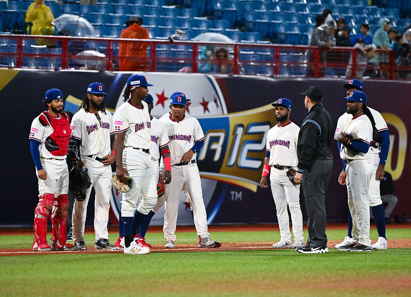 Integrantes del equipo dominicano durante su partido frente a Japón en Premier 12.