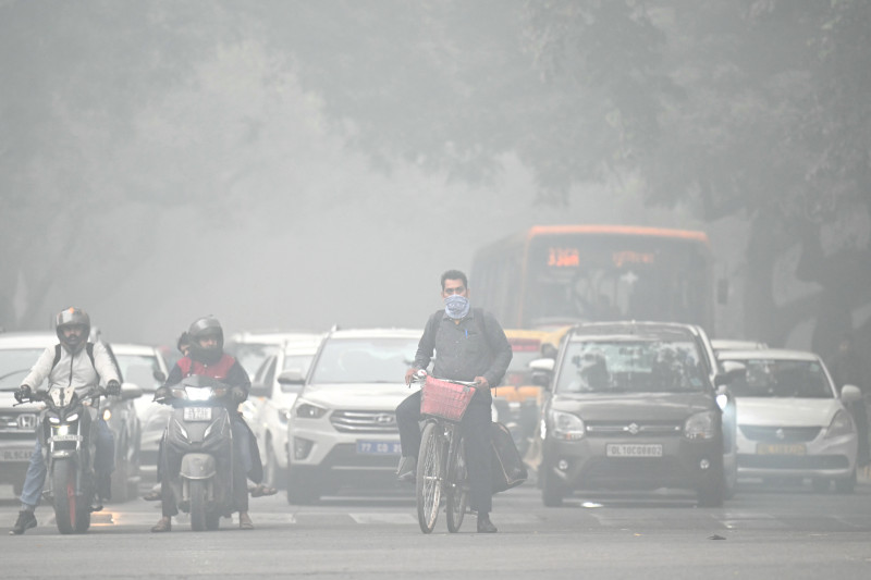 fría mañana con smog en Nueva Delhi