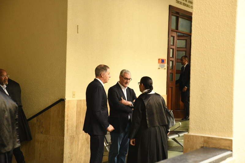 Los exministros Gonzalo Castillo y Donald Guerrero se encuentran en los pasillos del Palacio de Justicia.