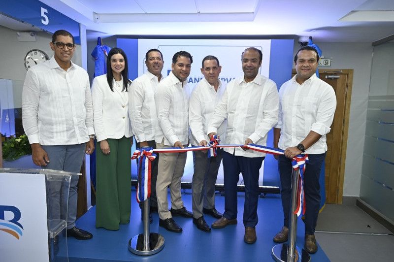 Durante el corte de cinta de la inauguración de la oficina de Matanzas en la provincia Peravia figuran Pablo de la Rosa, vicepresidente ejecutivo de Negocios; Fraisys Moronta, vicepresidente ejecutiva senior de Capital Humano, Procesos, Tecnología y Operaciones; Ysidro García, vicepresidente ejecutivo senior de Negocios; Raúl Antonio Batista, alcalde del municipio de Matanzas; José Manuel Bernabé, gerente de la nueva oficina; Samuel Pereyra, presidente ejecutivo de Banreservas; y José Manuel Almonte, vicepresidente ejecutivo senior Administrativo.