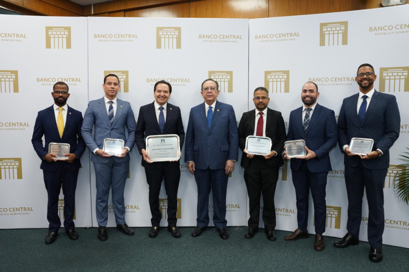 El gobernador del Banco Central, Héctor Valdez Albizu, junto a los ganadores del concurso.