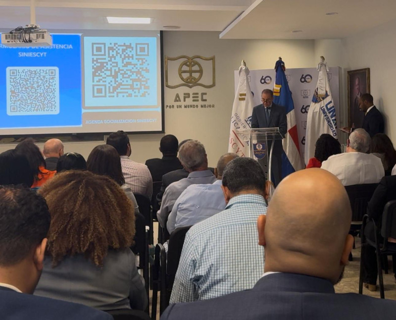 Fotografía muestra al ministro de Educación Superior, Ciencia y Tecnología, Franklin García Fermín, quien habla sobre la plataforma que, según sus palabras, modernizará la educación superior.