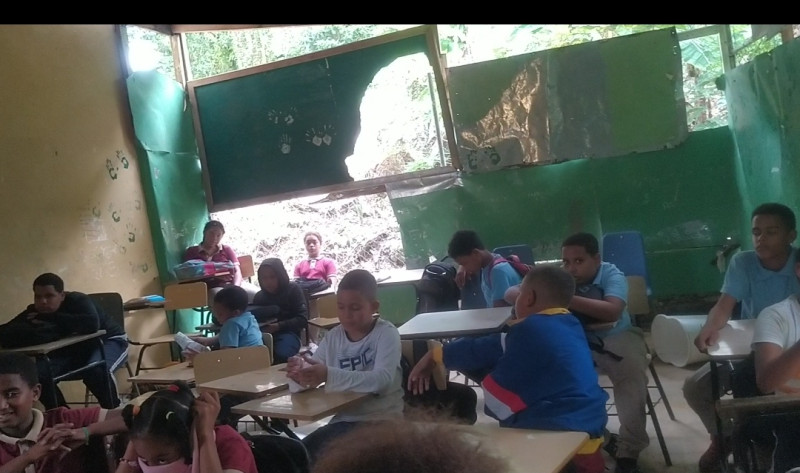 En estas condiciones muy precarias estudian los alumnos de la Escuela Primaria Sixta Luna Luna, en el distrito municipal Blanco Arriba, del municipio Tenares, en aulas con filtraciones y algunas hasta con techos de zinc y paredes a medio construir.