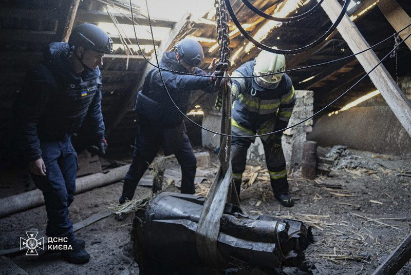 Esta foto entregada por los Servicios de Emergencia de Ucrania muestra a personal de emergencia sacando parte de un misil ruso que golpeó una casa en Kiev, Ucrania, el 17 de noviembre del 2024.