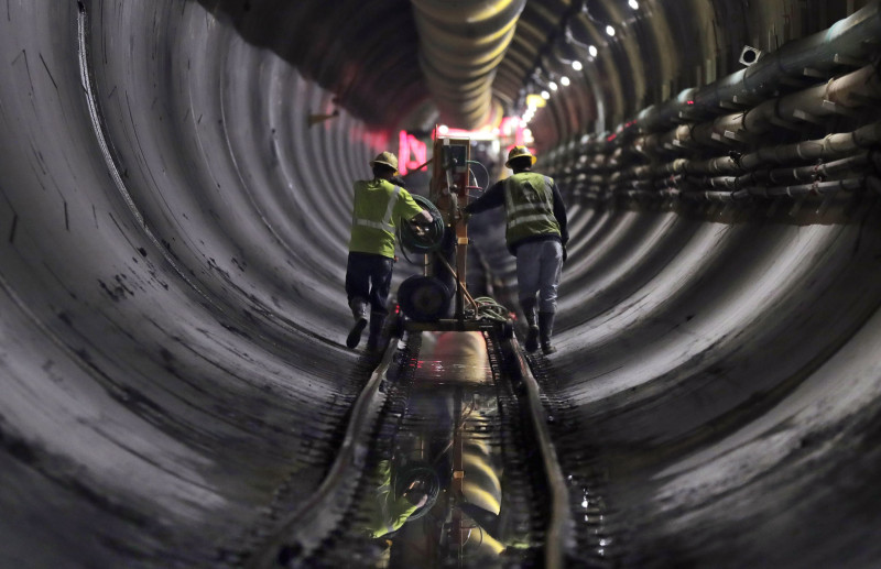 Trabajadores empujan maquinaria a través de un túnel del Acueducto Delaware, el 16 de mayo de 2018, en Marlboro, Nueva York.