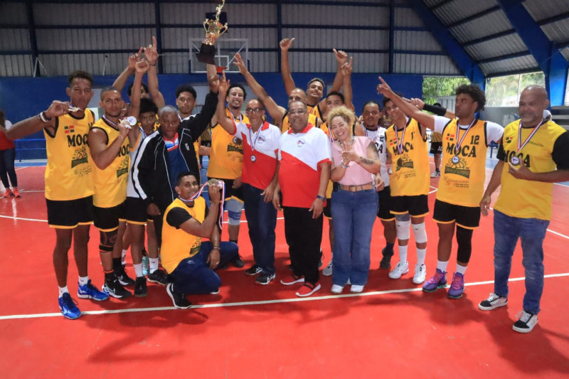 Guillermo Gómez, presidente de la Asociación de Voleibol de la provincia Espaillat; Alexis García, titular de Fedovoli, y Uganda Lockward, presidenta del comité organizador del torneo, y Porfirio Sánchez  premian a Moca tras haber ganado el mismo.