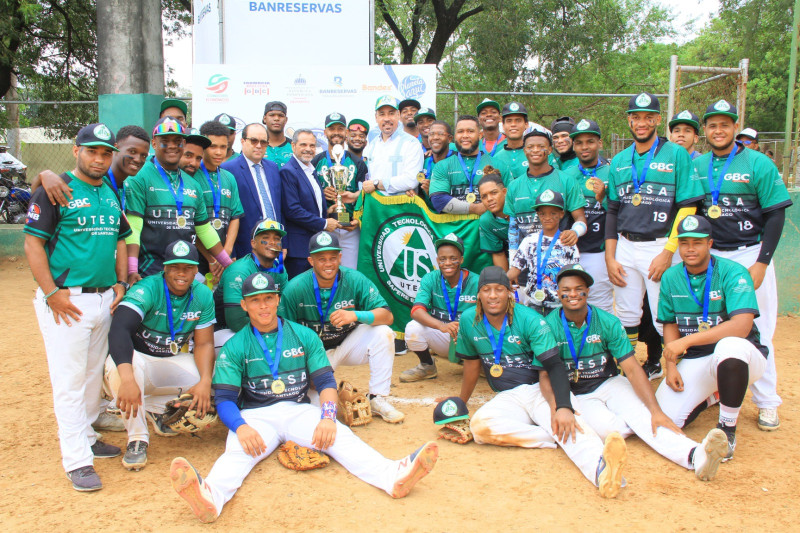 Huáscar De Frías, rector de UTESA, recibe la Copa BanReservas que conquistó su equipo de parte de Junior Noboa, Comisionado Nacional de Béisbol. Figura, el viceministro de Deportes Franklin de la Mota.