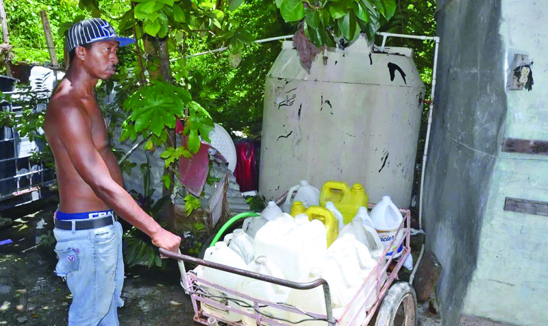 Vecinos de La Zurza se quejan por la carencia del servicio de agua en sus viviendas.