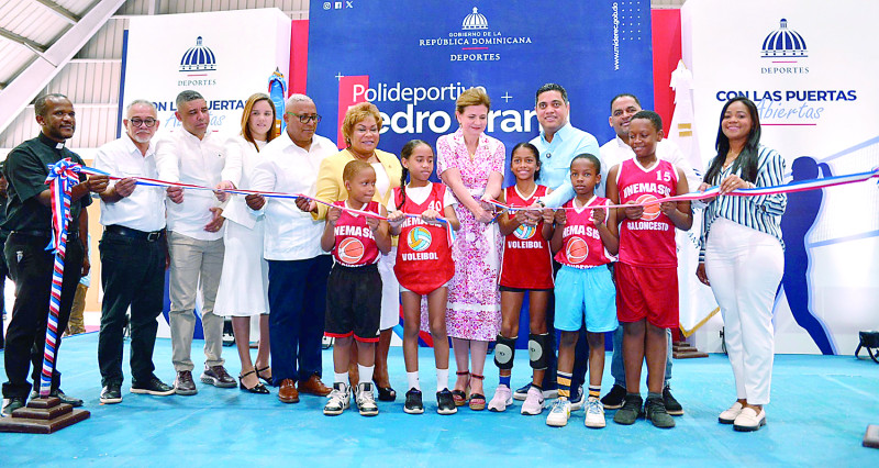 La vicepresidenta Raquel Peña, acompañada por el ministro de Deportes, Kelvin Cruz; la gobernadora Lucrecia Santana, el alcalde Ramón Pascual Gómez y niños deportistas, entre otros, mientras realizaba el corte de la cinta para dejar reinaugurado el Polideportivo de Pedro Brand.