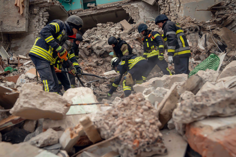 En esta fotografía tomada y publicada por el Servicio de Emergencia de Ucrania el 19 de noviembre de 2024, los rescatistas ucranianos limpian los escombros de un edificio de dormitorios destruido tras un ataque con misiles en Glukhiv, región de Sumy, en medio de la invasión rusa de Ucrania