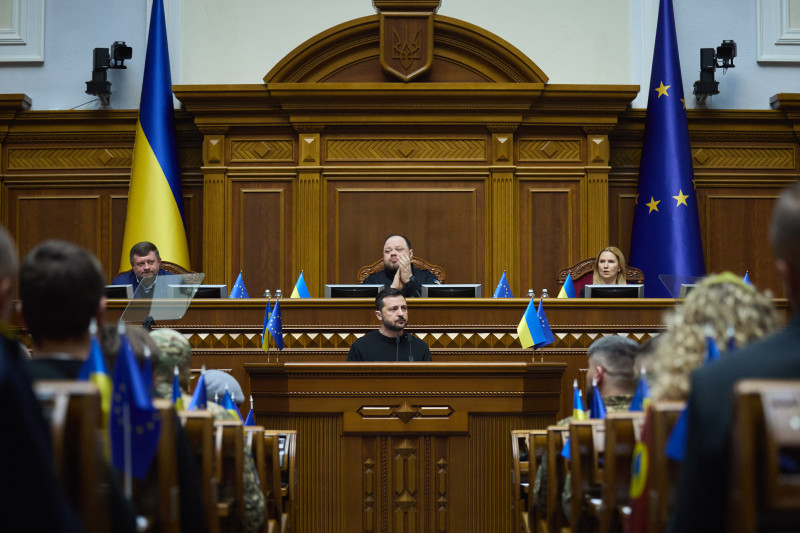 el presidente de Ucrania, Volodymyr Zelensky, se dirige a los miembros del parlamento ucraniano en Kiev. (Foto de Handout / SERVICIO DE PRENSA PRESIDENCIAL DE UCRANIANO