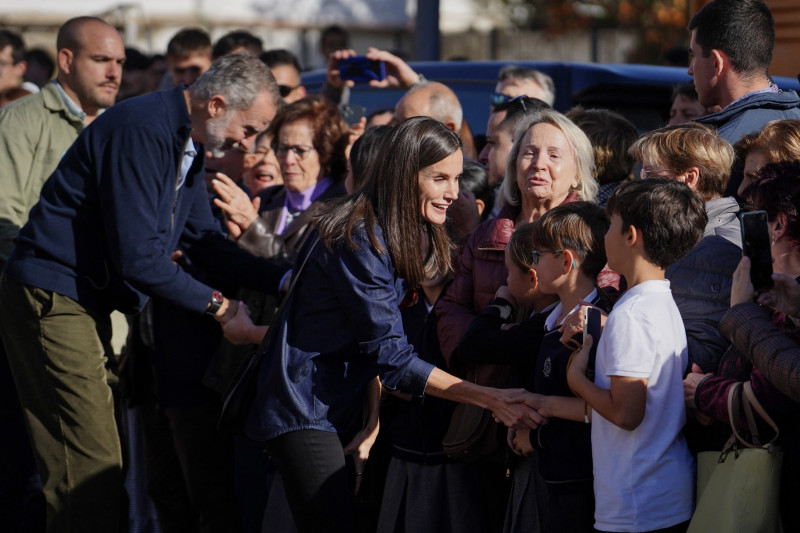 El rey Felipe VI y la reina Letizia saludan a los residentes