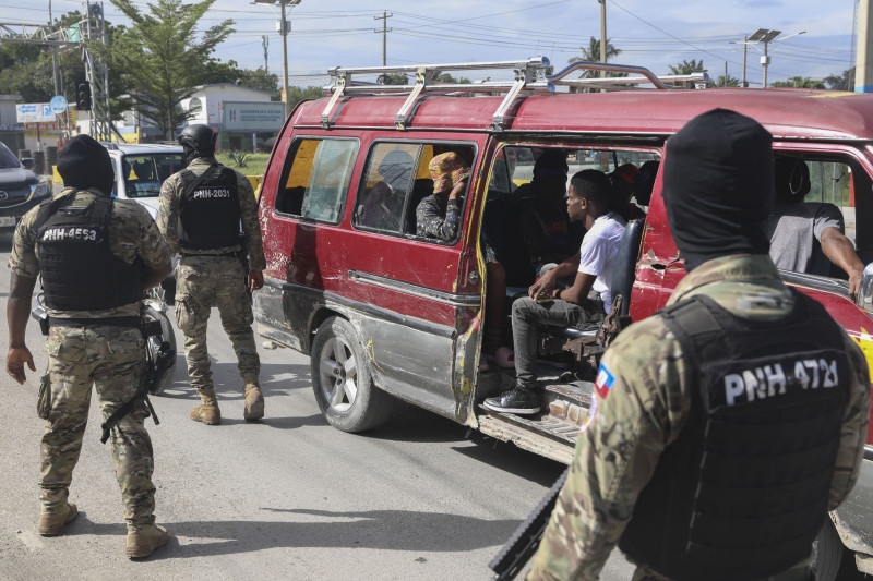 policía patrullan cerca del Aeropuerto Internacional Toussaint Louverture