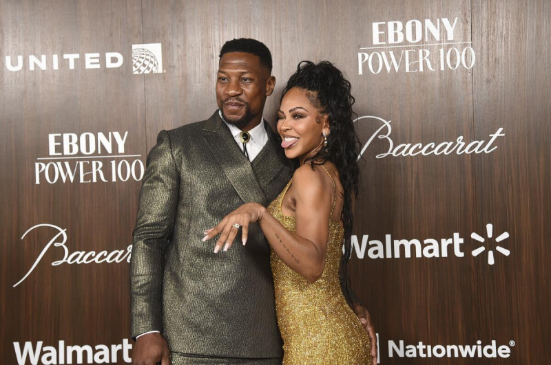 La actriz Meagan Good hace alarde de su anillo de compromiso, revelando que está comprometida con la estrella de “Creed III”, Jonathan Majors.