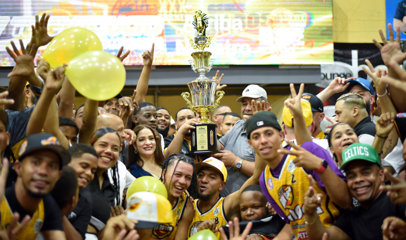 Ariel Vásquez, presidente de ASOBAE, y Dania Cardenas entregan a los campeones del Don Bosco Copa INAPA (Instituto Nacional de Agua Potable y Alcantarillado).