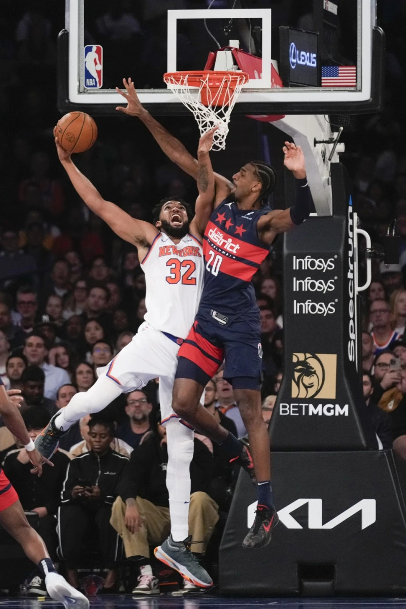 Karl-Anthony Towns, de los Knicsks, recibe una falta de Alexandre Sarr, de los Wizards, en el partido del lunes en el baloncesto de la NBA.