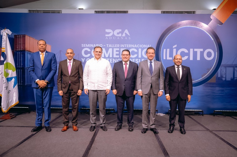 Autoridades durante el “Seminario-Taller Internacional sobre Comercio Ilícito y Competencia Desleal”.