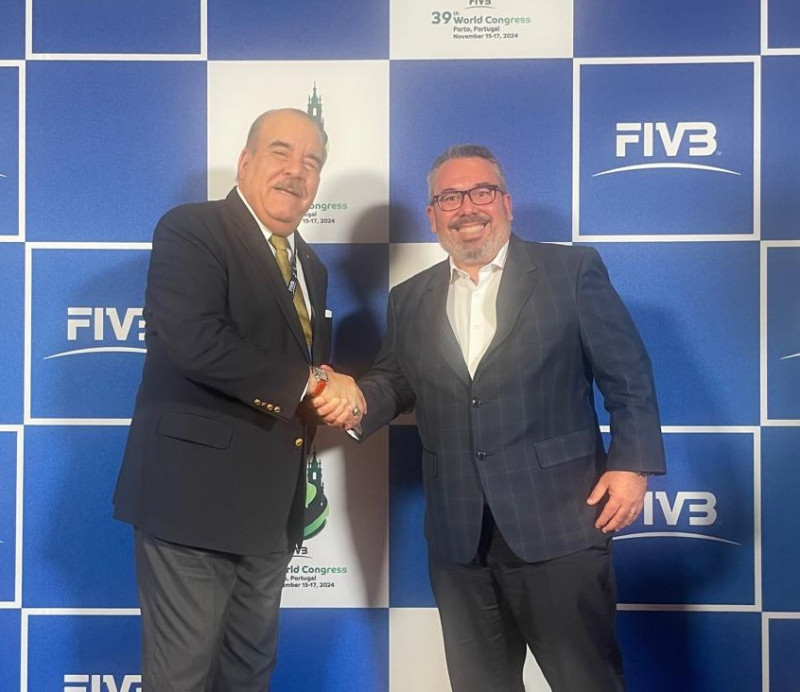 Cristóbal Marte recibe el saludo del nuevo presidente de la Federación Internacional de Voleibol, Fabio Azevedo.