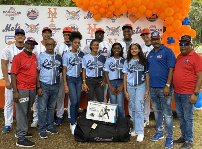 Representantes de una de las ligas femeninas que fueron beneficiadas con la donación por parte de los Mets de Nueva York.