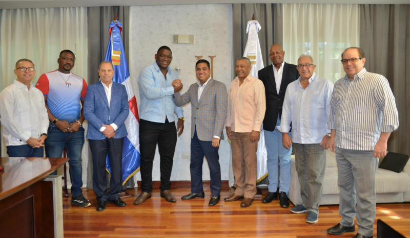 El ministrode Deportes  Kelvin Cruz y Mijaín López junto a Garibaldy Bautista,presidente del COD; Dionisio Guzmán, titular del Pabellón de la Fama del Deporte; el embajador cubano Ángel Arzuaga Reyes, los viceministros Kennedy Vargas y Franklin de la Mota, así como Misael López, hermano del campeón.