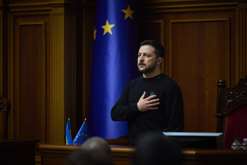 El presidente ucraniano Volodymyr Zelenskyy escucha el himno nacional antes de su discurso en el Verkhovna Rada en Kiev, Ucrania.