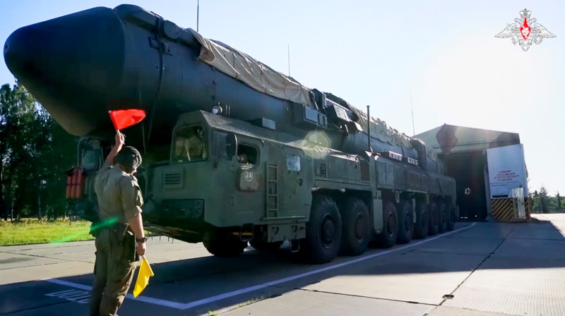 Foto de archivo de un lanzador ruso de misiles balísticos estratégicos RS-24 Yars que sale de un hangar durante un simulacro en la región de Ivanovo, Rusia.