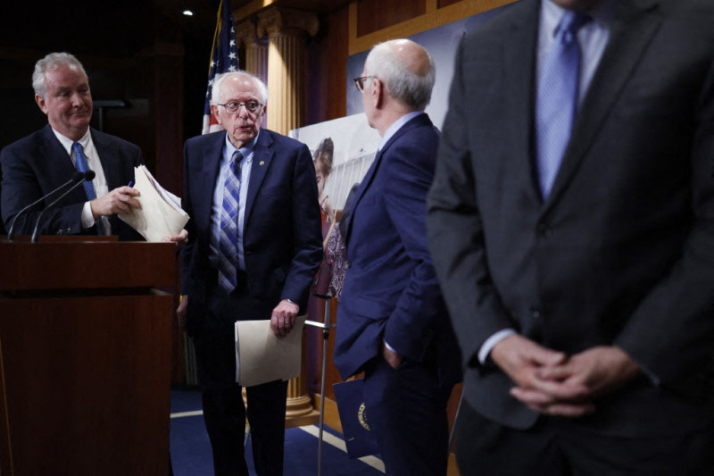 Bernie Sanders, acompañado por sus compañeros senadores Chris Van Hollen y Peter Welch, sale de una rueda de prensa sobre la restricción de la venta de armas a Israel en el Capitolio de EE.UU.